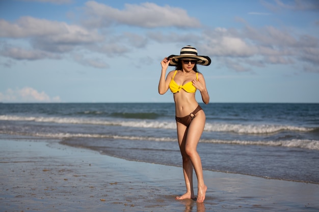 Retrato de una encantadora mujer sexy en ropa interior, Sexy mujer joven con pecho grande.