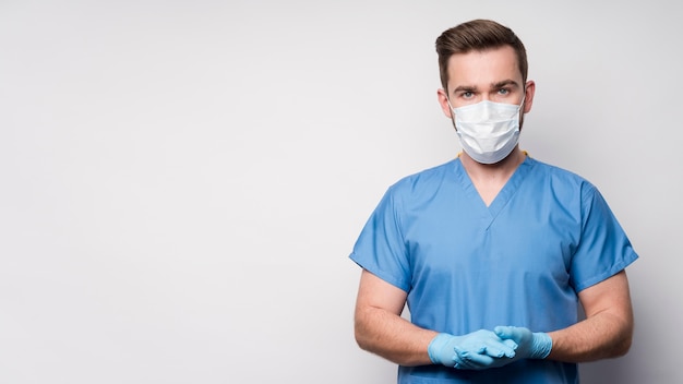 Foto retrato de enfermera con guantes y máscara médica