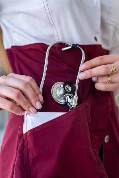 Un retrato de una enfermera sola que está hermosamente parada en el hospital