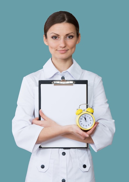 Retrato de una enfermera sonriente con un portapapeles y un reloj