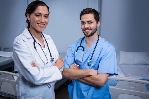 Retrato de enfermero y médico de pie en la sala