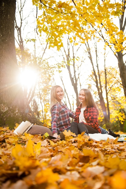 Retrato de enfoque suave de una madre y su hija sonriendo alegremente