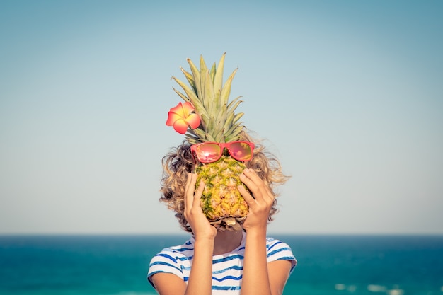 Retrato engraçado de criança Criança se divertindo na praia Conceito de férias de verão