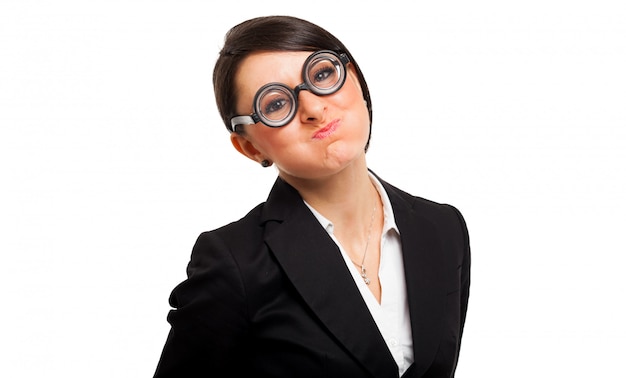 Retrato engraçado de uma mulher nerd usando óculos nerd