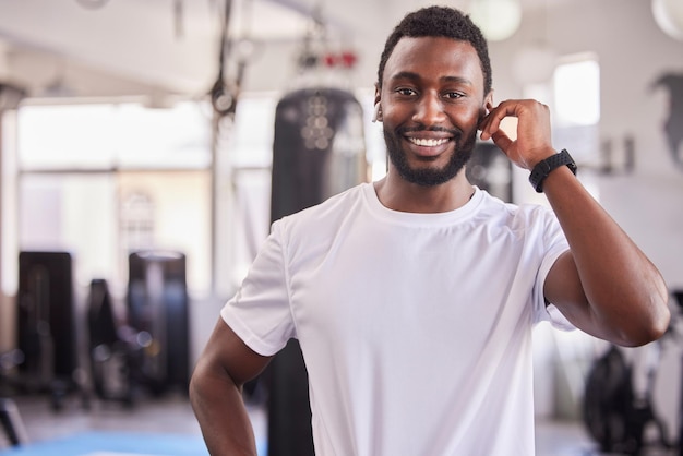 Retrato de entrenador personal de hombre negro en el gimnasio y atleta de entrenamiento listo para el ejercicio físico cuerpo sano y entrenamiento de bienestar Rostro de fuerza desarrollo muscular y entrenador de salud física