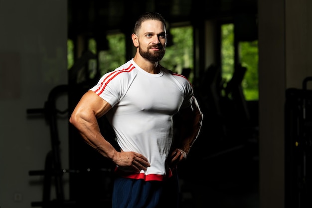 Retrato de entrenador personal en ropa deportiva en el gimnasio Gimnasio de pie fuerte