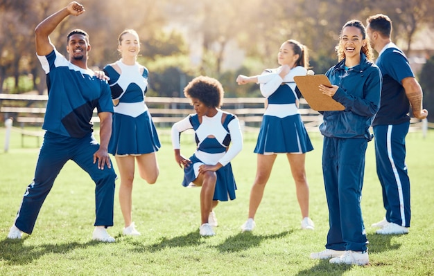 Foto retrato de entrenador de porristas o equipo de porristas con esperanza de apoyo o fe en la estrategia en el campo fitness de la misión deportiva o grupo de porristas en estirar el calentamiento juntos por una mujer feliz al aire libre