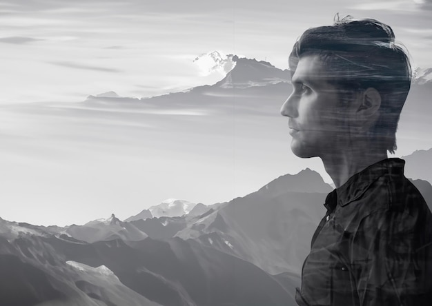 Foto retrato épico de la cara de un hombre en un fondo de naturaleza de tipo doble exposición