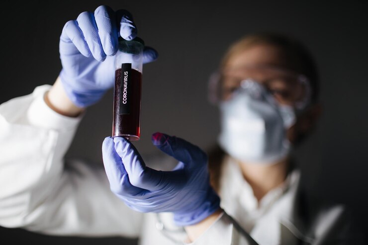 Retrato de epidemiólogo con muestra de sangre de coronavirus