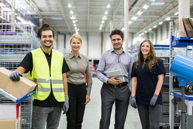 Foto retrato del equipo del almacén de distribución