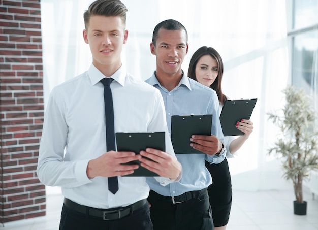 Retrato de un equipo ejecutivo de negocios en el fondo de la oficina