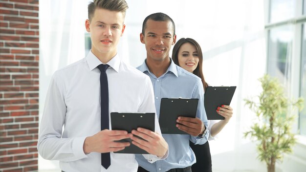 Retrato de un equipo ejecutivo de negocios en el fondo de la oficina