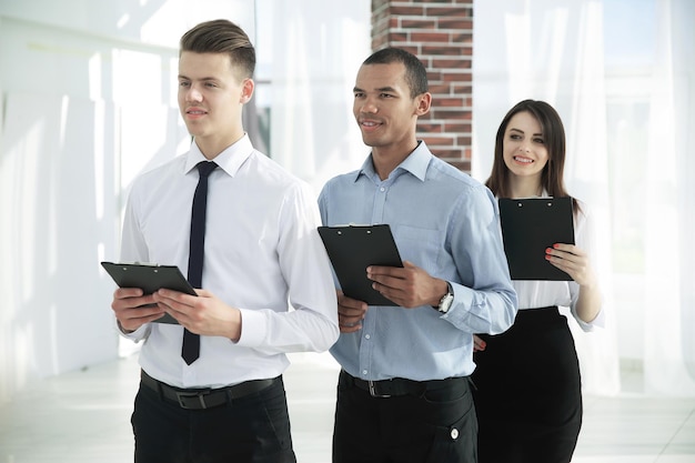 Retrato de un equipo ejecutivo de negocios en el fondo de la oficina