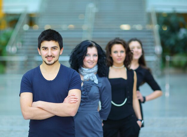 Retrato de equipo empresarial exitoso en el fondo de la oficina