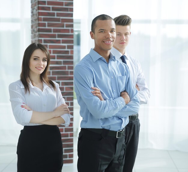 Foto retrato de equipo empresarial exitoso en el fondo de la oficina