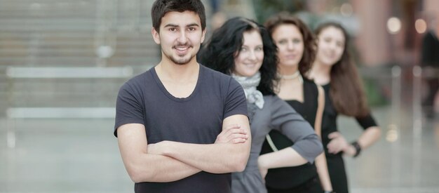 Retrato de equipo empresarial exitoso en el fondo de la oficina