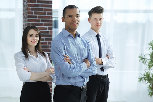 Retrato de equipo empresarial exitoso en el fondo de la oficina