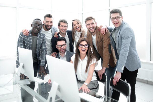 Retrato de un equipo empresarial moderno en el lugar de trabajo