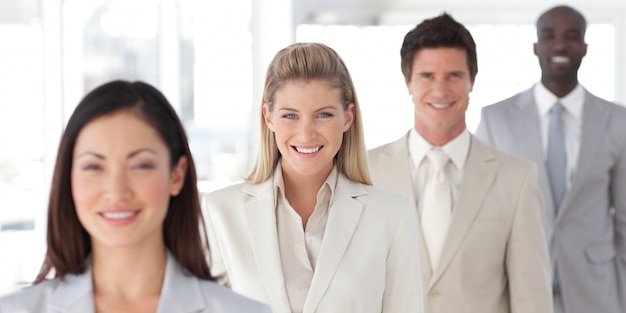 Retrato de un equipo feliz en el trabajo