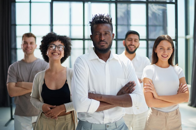 Retrato de equipo de grupo de empleados y líderes empresariales profesionales sonrientes