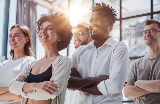 Retrato de equipo de grupo de empleados y líderes empresariales profesionales sonrientes