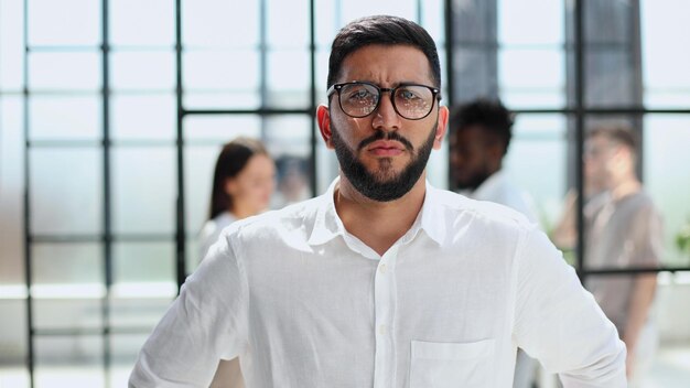 Retrato de equipo de grupo de empleados y líderes empresariales profesionales sonrientes