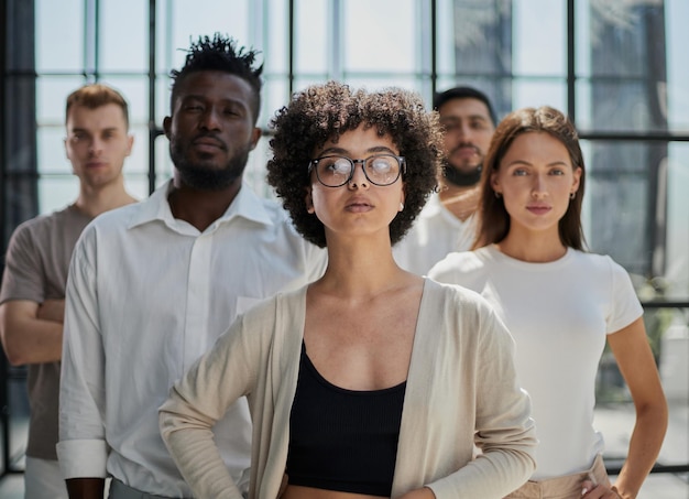 Retrato de equipo de grupo de empleados y líderes empresariales profesionales sonrientes