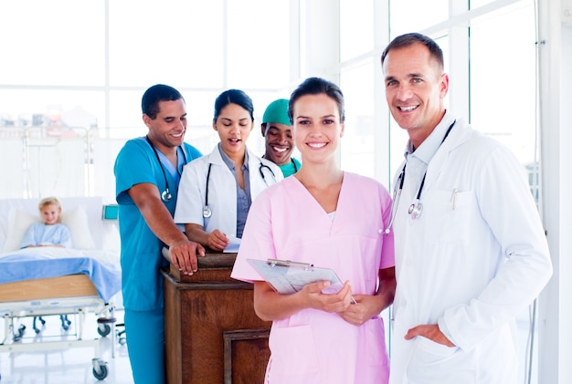 Retrato de un equipo médico diverso en el trabajo