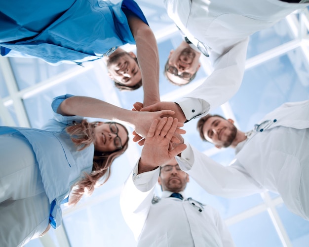 Foto retrato de un equipo médico que conecta las manos apiladas