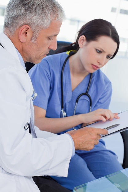 Retrato de un equipo médico que mira un documento