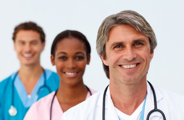 Foto retrato de un equipo médico sonriente