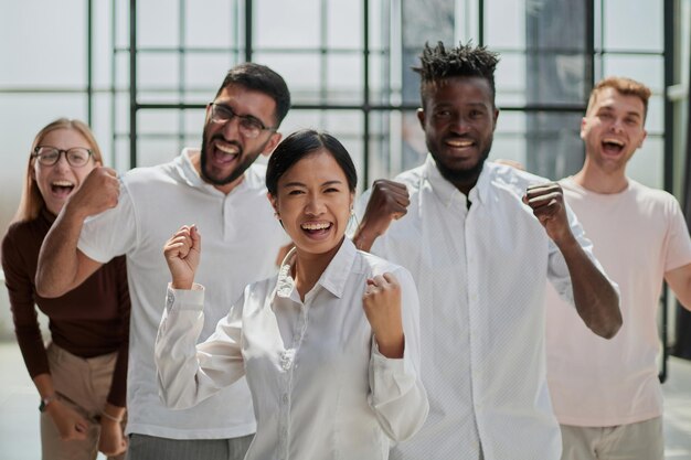 Retrato de equipo de negocios creativos de pie juntos y riendo empresarios multirraciales juntos