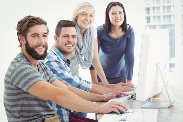 Retrato de equipo de negocios feliz