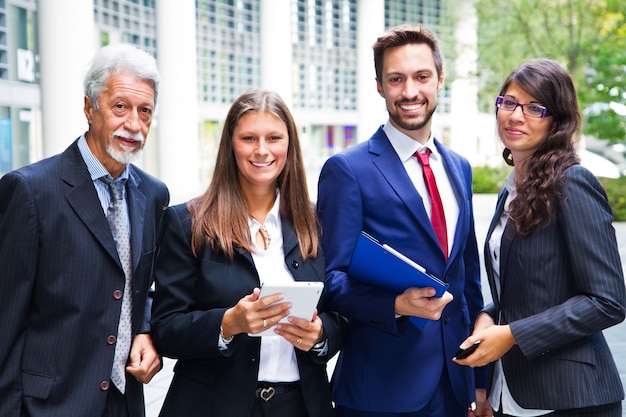 Retrato de equipo de negocios fuera de la oficina