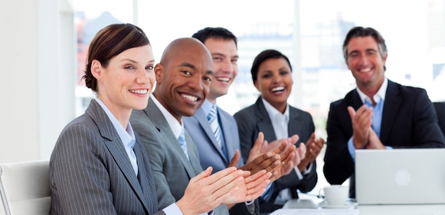 Retrato de un equipo de negocios internacionales aplaudiendo