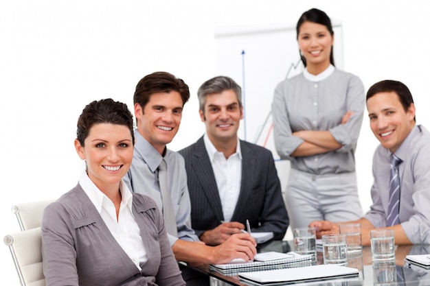 Retrato del equipo de negocios multiculturales durante una presentación