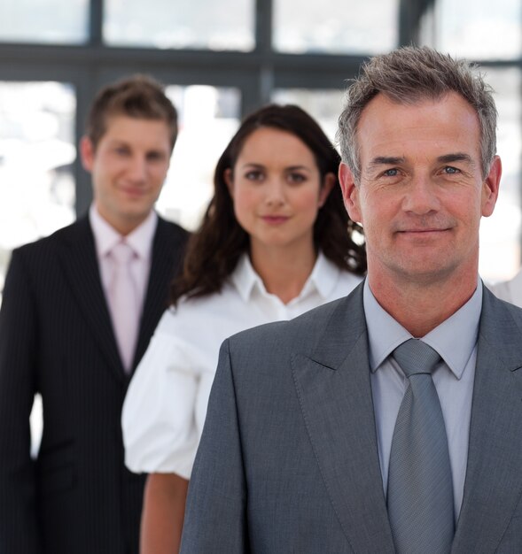 Retrato de un equipo de negocios seguro de sí mismo mirando a la cámara