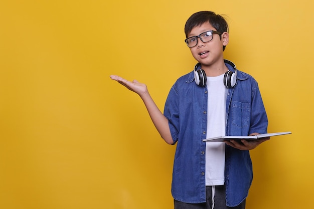 Retrato de un escolar asiático con un estilo informal de mezclilla con una expresión cuando tiene una idea o sol