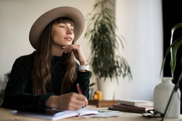 Retrato de escritor pensativo en busca de inspiración, lluvia de ideas. Freelancer trabajando desde casa