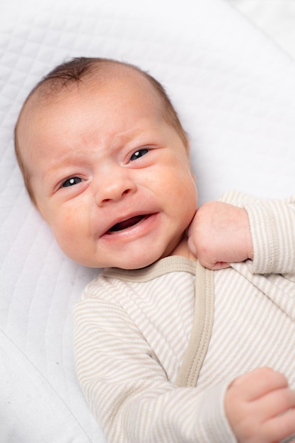 Retrato de un espacio de copia de niño sonriente Un artículo sobre niños Ropa para niños