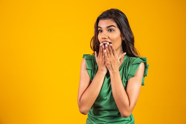 Retrato con espacio de copia para publicidad de mujer asustada conmocionada mirando con ojos en un lugar vacío con ojos de boca abierta.