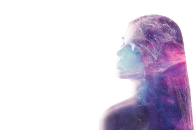 Foto retrato espiritual universo interior vapor púrpura en mujer pacífica silueta doble exposición aislada en blanco