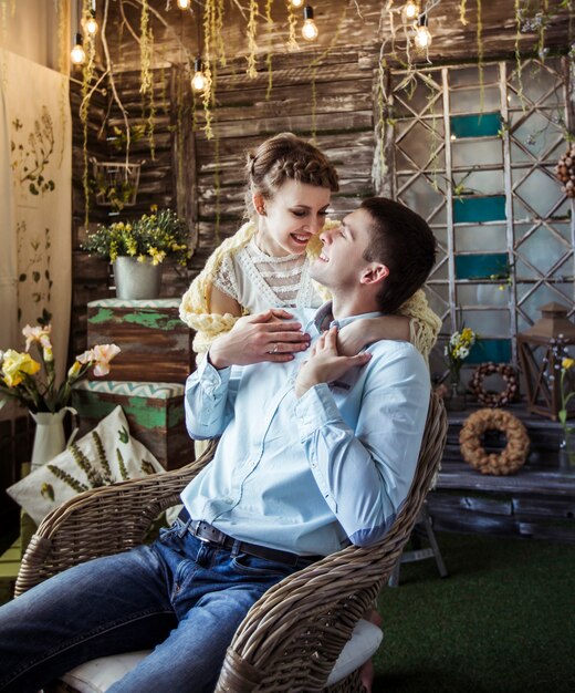 Retrato - una esposa cariñosa y un marido feliz en una casa de campo