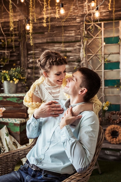 Retrato - una esposa cariñosa y un marido feliz en una casa de campo