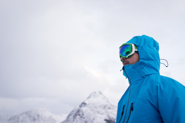 Retrato de esquiador con gafas en la montaña