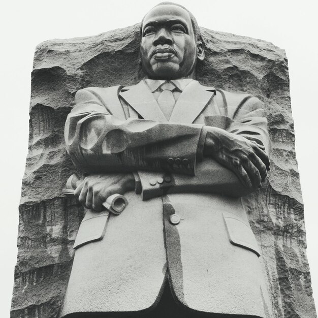 Foto retrato de la estatua en ángulo bajo