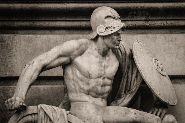 Foto retrato de la estatua de un hombre sin camisa