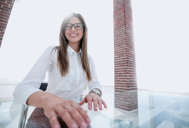 Retrato estilizado de uma mulher de negócios no local de trabalho