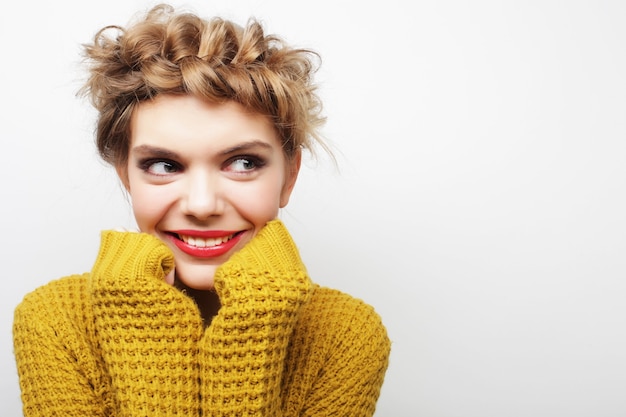 Retrato de estilo de pelo de mujer de cerca sobre fondo blanco.