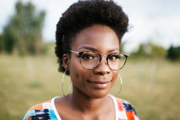 Retrato de estilo de vida al aire libre hermosa chica afroamericana.